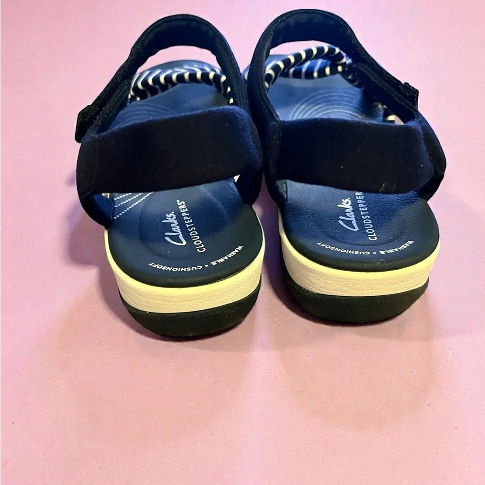 Clark’s Cloud steppers navy blue and cream sandals size 10